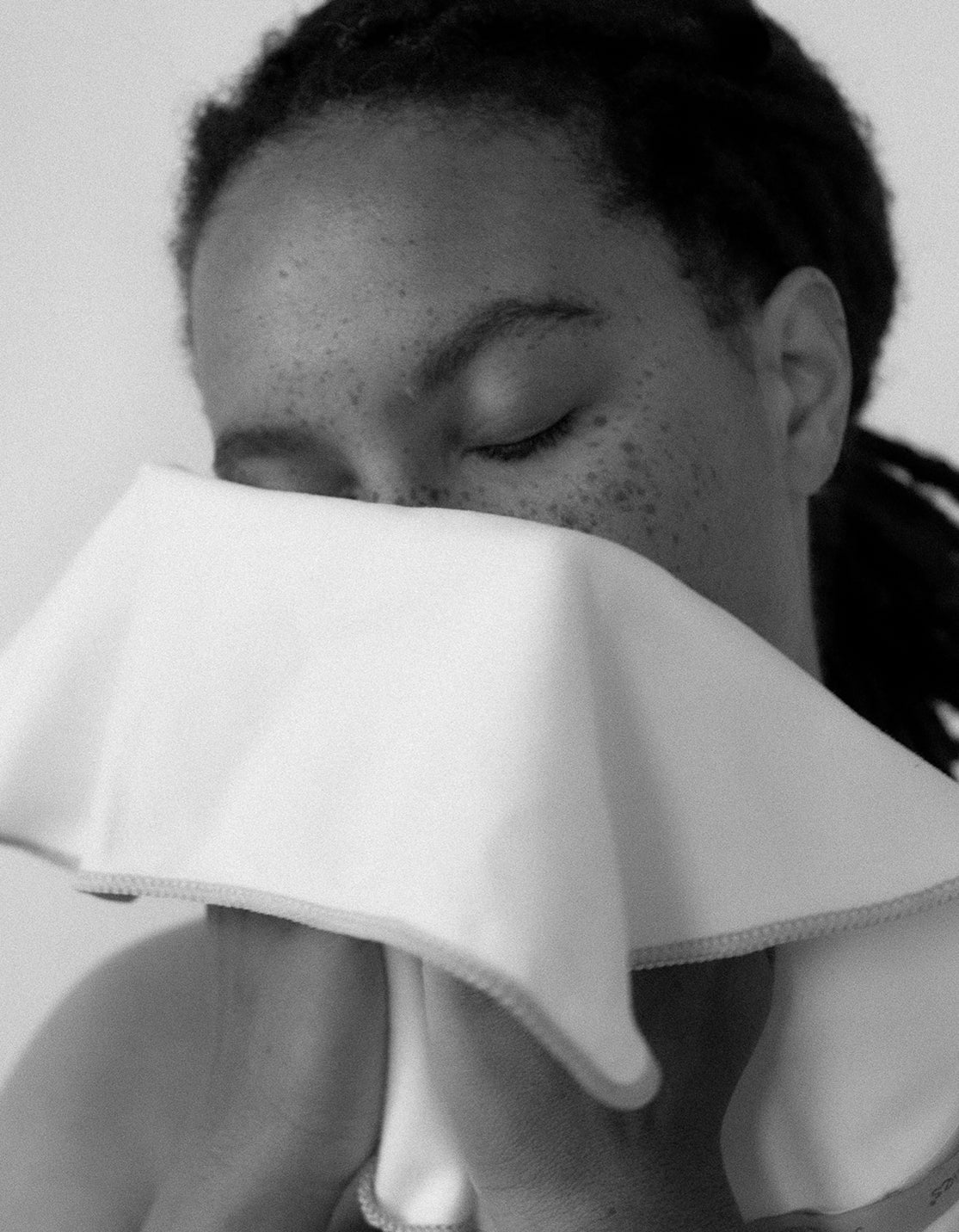 Frau mit ultrafeinem Gesichtstuch am Gesicht